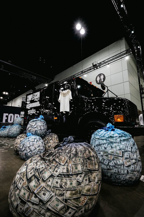 The NEIGHBORHOOD × Yogibo money-truck with a collab tee and cash bean bags at ComplexCon